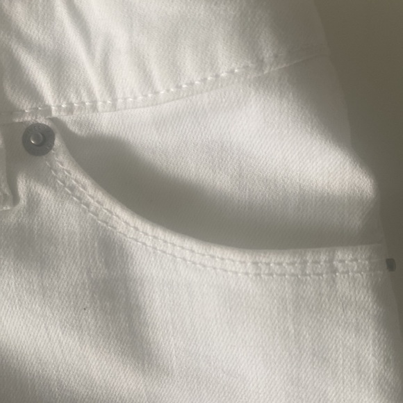 White Universal Thread jean shorts. - Picture 5 of 6